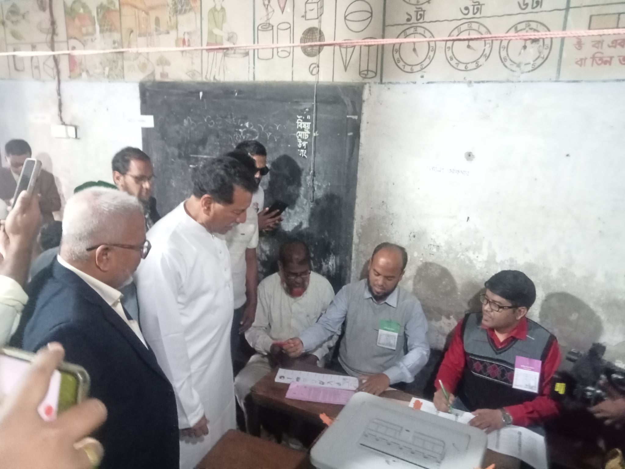 নরসিংদীতে ভোটকেন্দ্রে প্রতিদ্বন্দ্বী প্রার্থীদের সৌহার্দ্যপূর্ণ আড্ডা