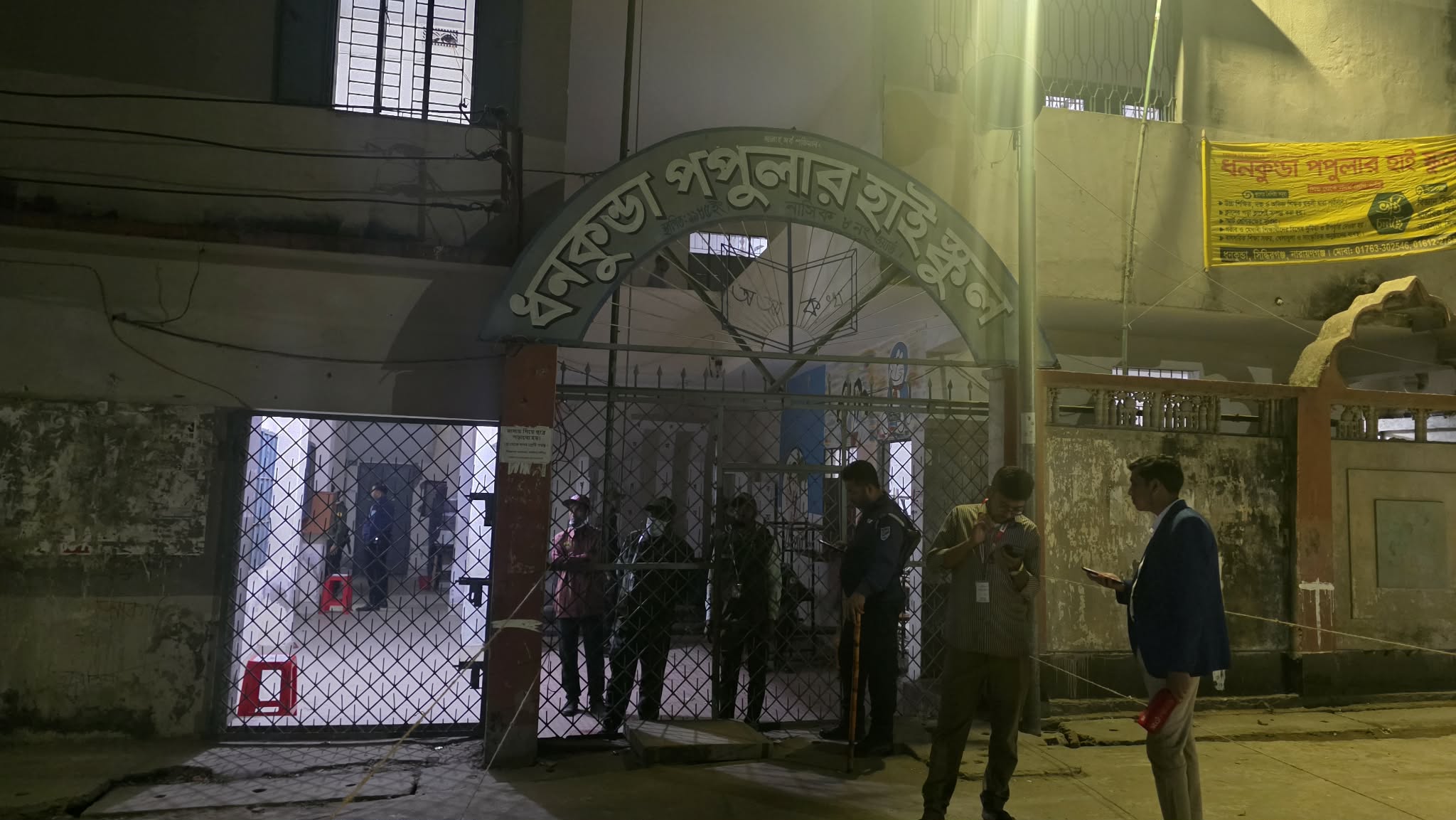 জামায়াতের সাবেক থানা আমির প্রিসাইডিং কর্মকর্তা, রাতেই ‘ব্যালটে সিলের’ অভিযোগ তুলে উত্তেজনা