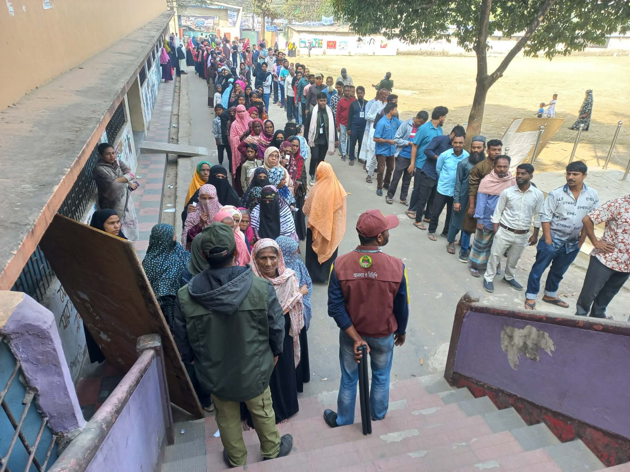 নির্বাচনের প্রথম দুই ঘণ্টায় শান্তিপূর্ণ ভোটগ্রহণ 