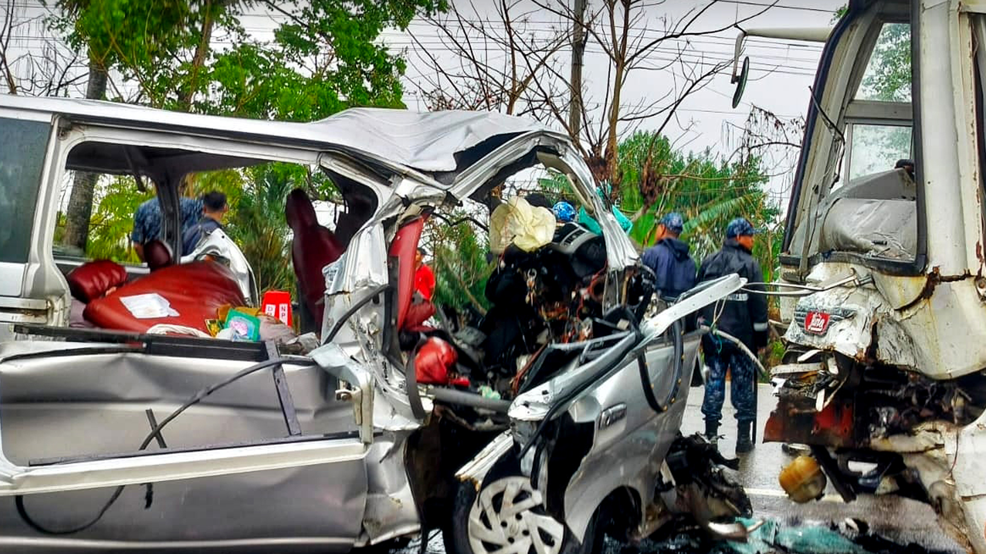 দুপুরে হাসি-আনন্দে বিয়ে, বিকেলে সড়কে ঝরল বর-কনেসহ ১৩ জনের প্রাণ