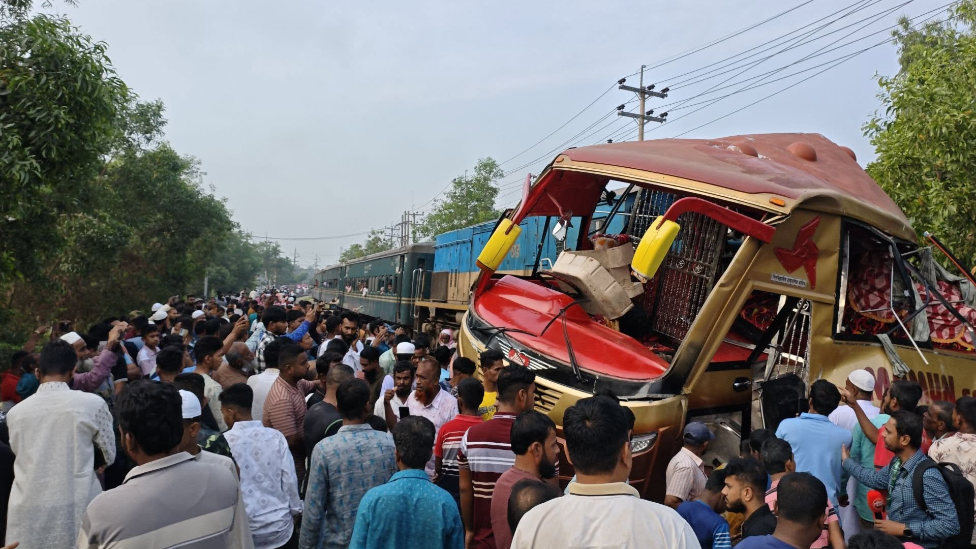কুমিল্লায় লেভেল ক্রসিংয়ে যাত্রীবাহী বাসে ট্রেনের ধাক্কা, নিহত ১২