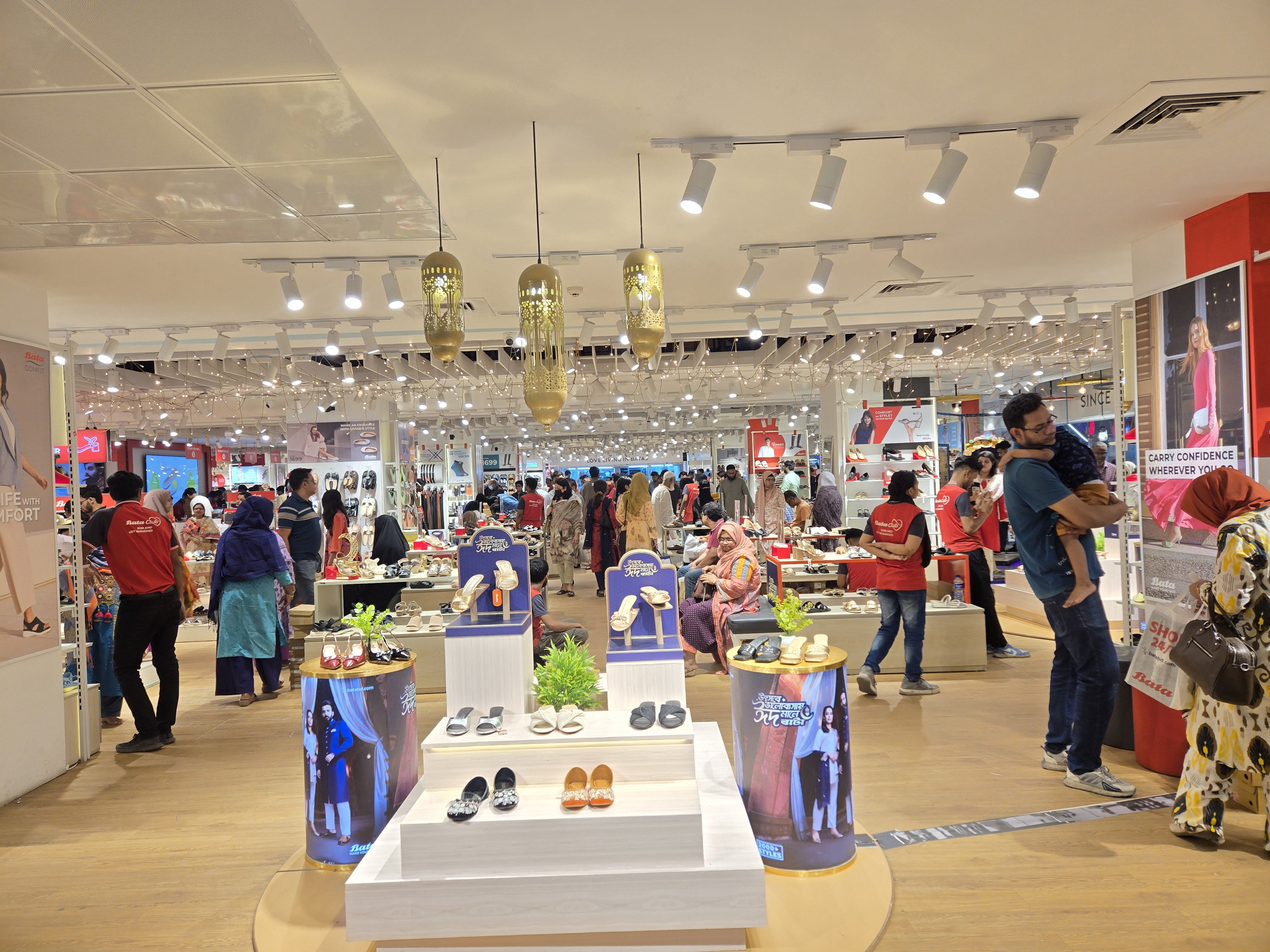 দোকান, বিপণিবিতান সন্ধ্যায় খোলা রাখার সময় বাড়ল