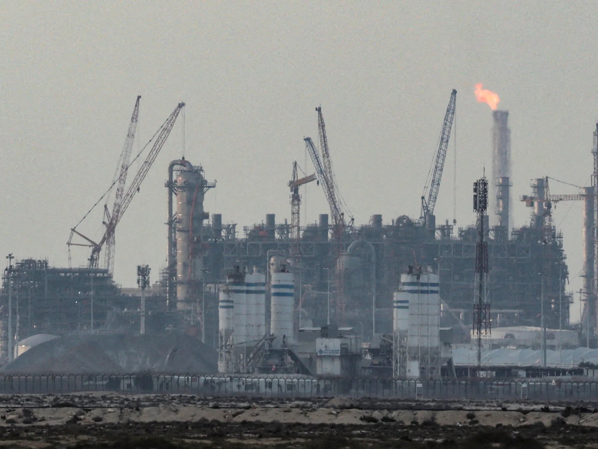 কাতারের এলএনজি সক্ষমতার ১৭ শতাংশ বিধ্বস্ত, পূর্ণ উৎপাদনে ফিরতে ৫ বছর