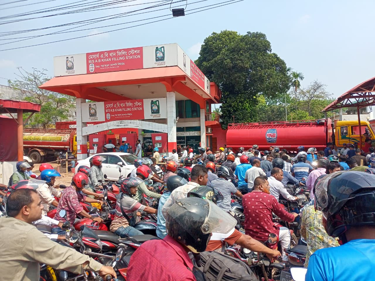 তেলের অবৈধ মজুতকারীকে ধরিয়ে দিলে লাখ টাকা পুরস্কার