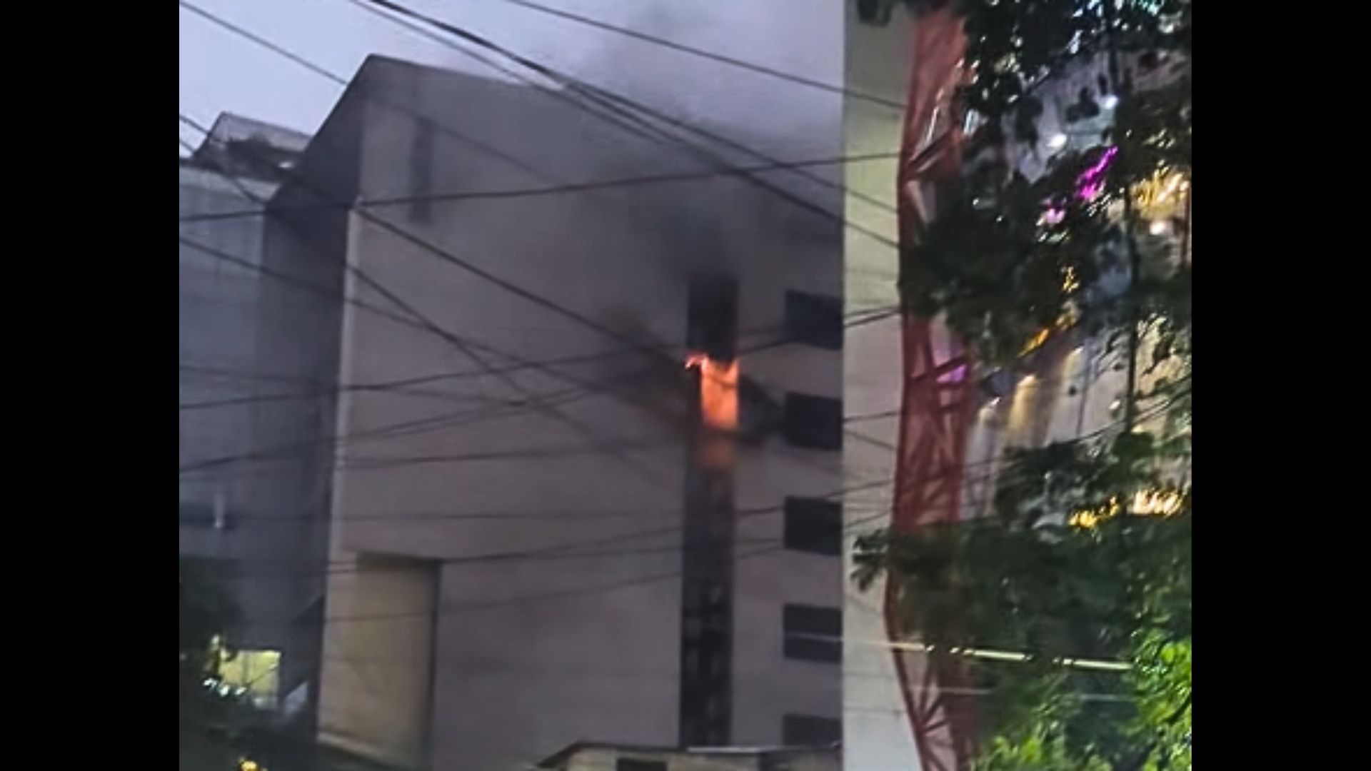 বনানীতে বহুতল ভবনে আগুন, নিয়ন্ত্রণে ৫ ইউনিট