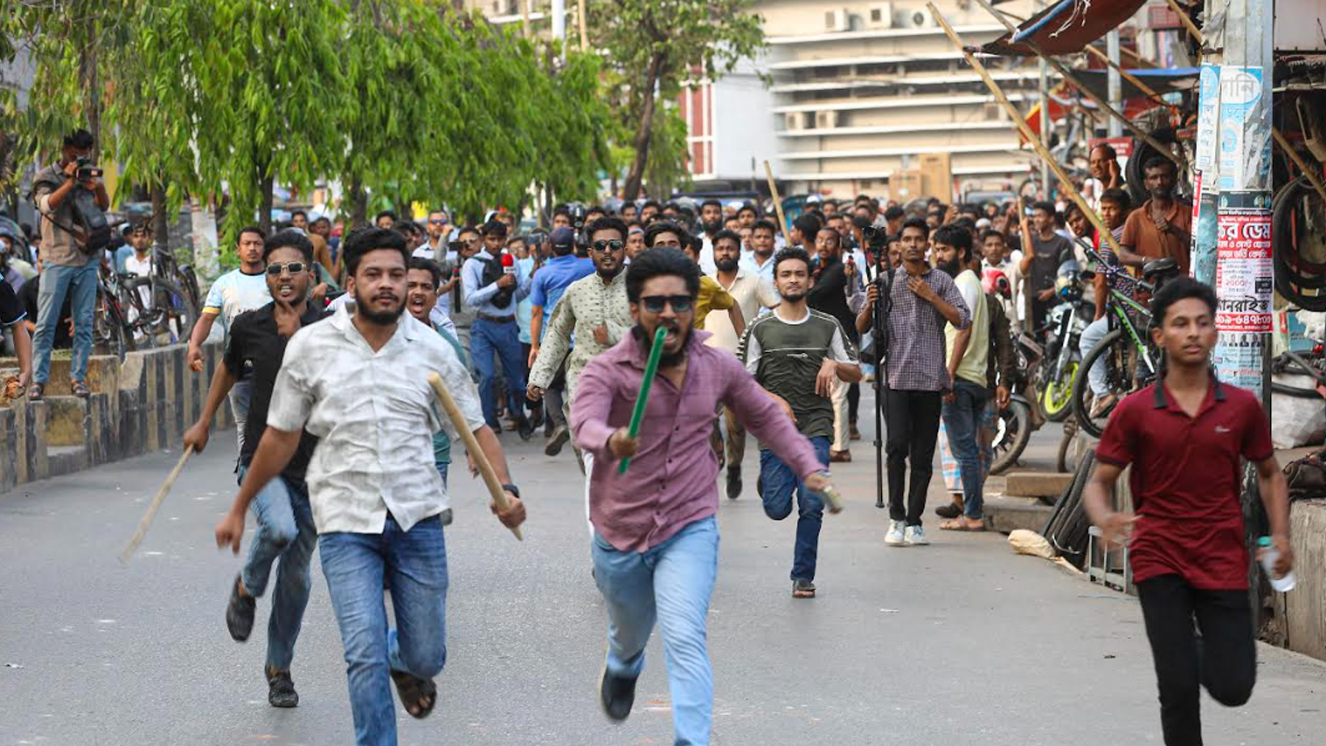 দেয়ালে ‘গুপ্ত’ লেখা নিয়ে ছাত্রদল-শিবির সংঘর্ষ, আহত ১০