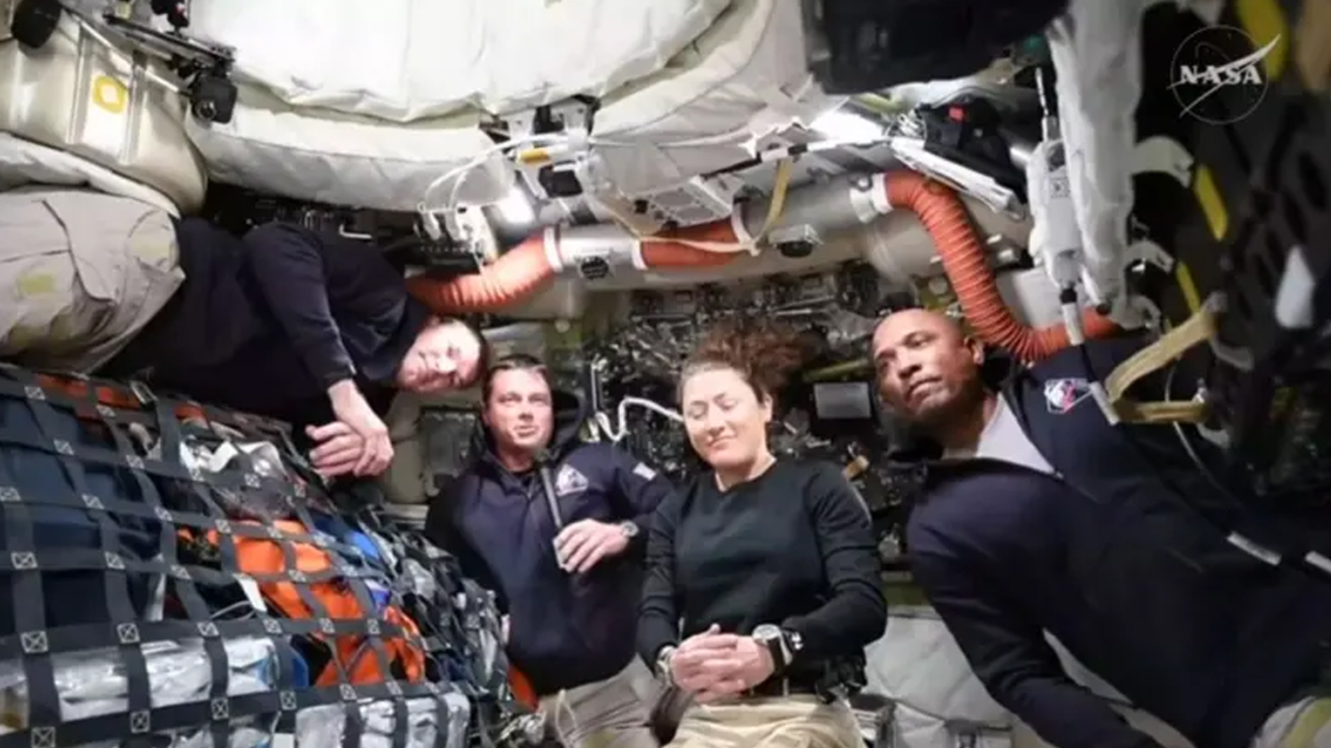 মহাকাশে যেভাবে ঘুমালেন ৪ নভোচারী