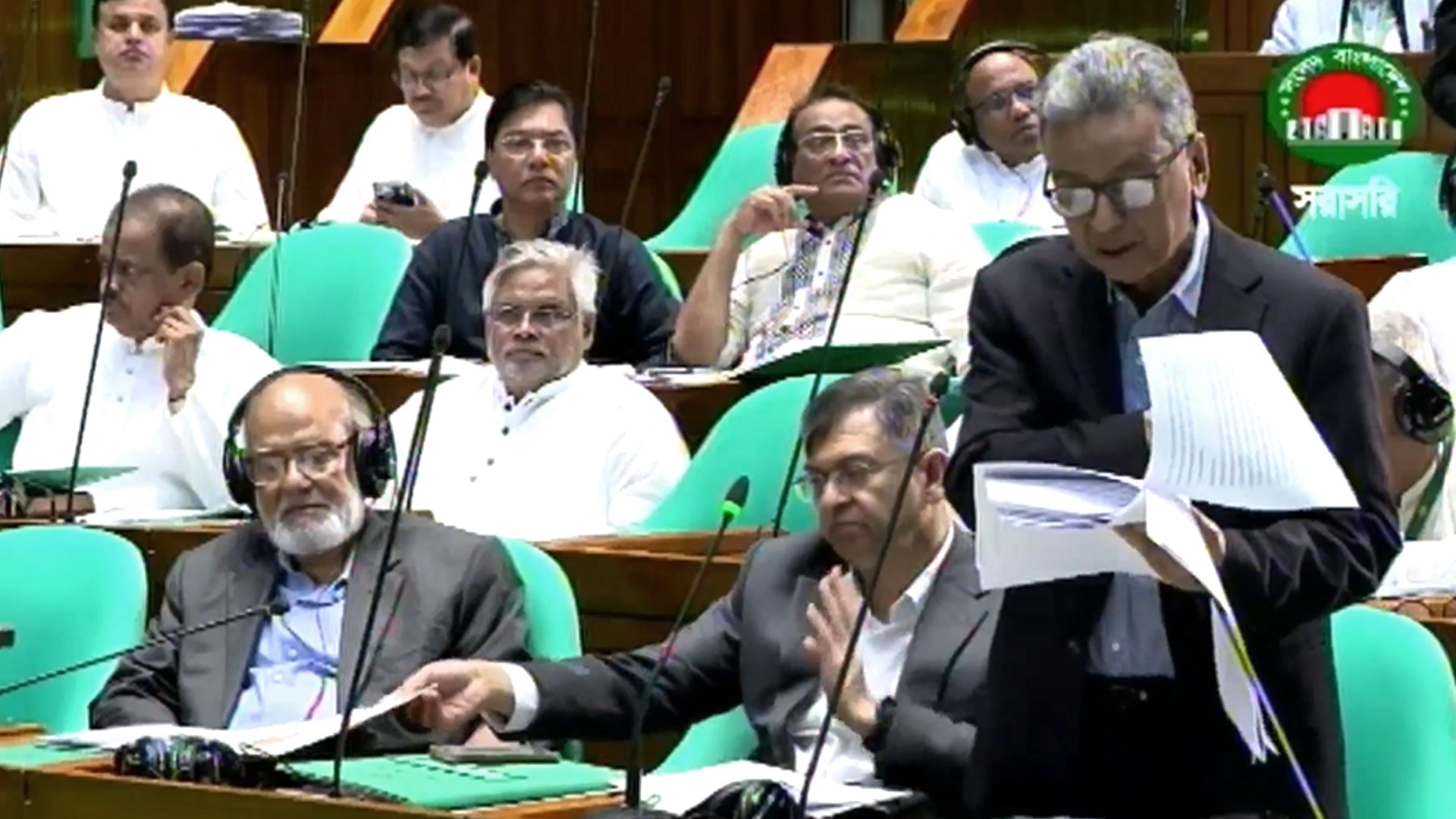 ১৫ বছরে টাকার মান প্রায় অর্ধেক, বেড়েছে আমদানি ব্যয় ও মূল্যস্ফীতি: সংসদে অর্থমন্ত্রী