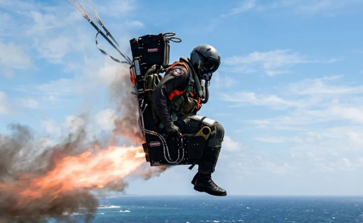 ভূপাতিত যুদ্ধবিমানের পাইলটরা যেভাবে আত্মরক্ষা করেন