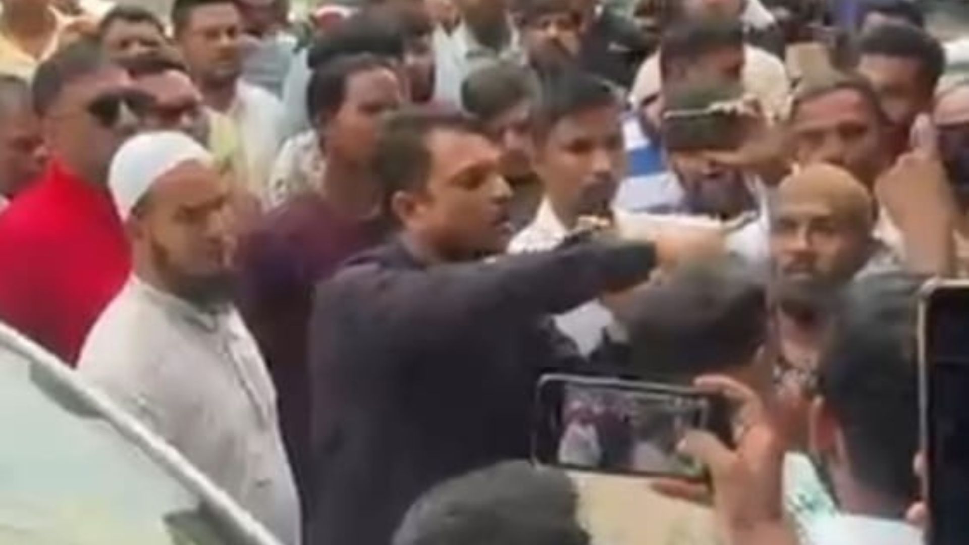 সাভারে সাব-রেজিস্ট্রারের বিরুদ্ধে সাংবাদিককে হেনস্তার অভিযোগ