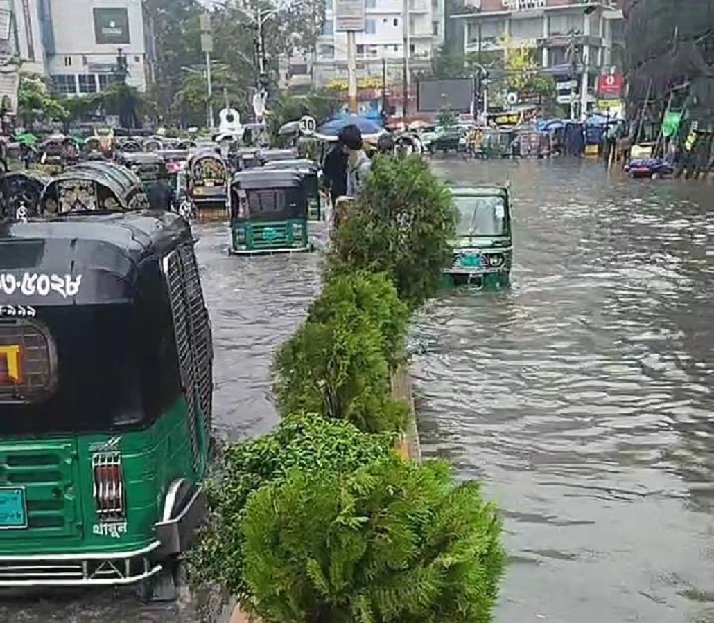 মাত্র ৬ মিলিমিটার বৃষ্টিতেই ডুবল চট্টগ্রামের প্রবর্তক মোড়
