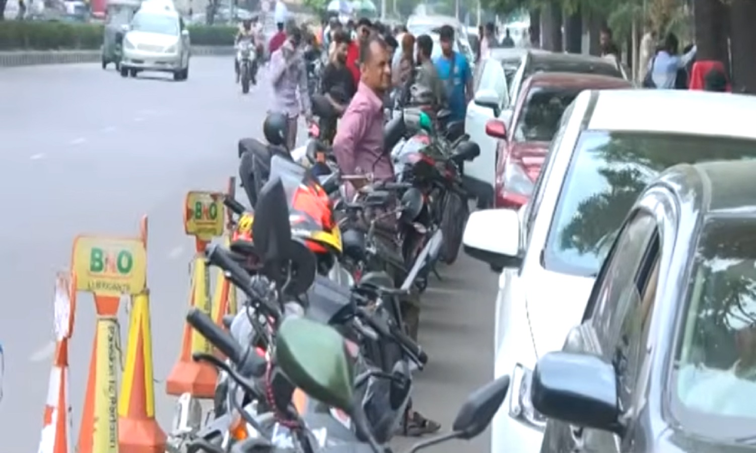 তেলের দামে রেকর্ড বৃদ্ধি, তবু পাম্পে দীর্ঘ সারি