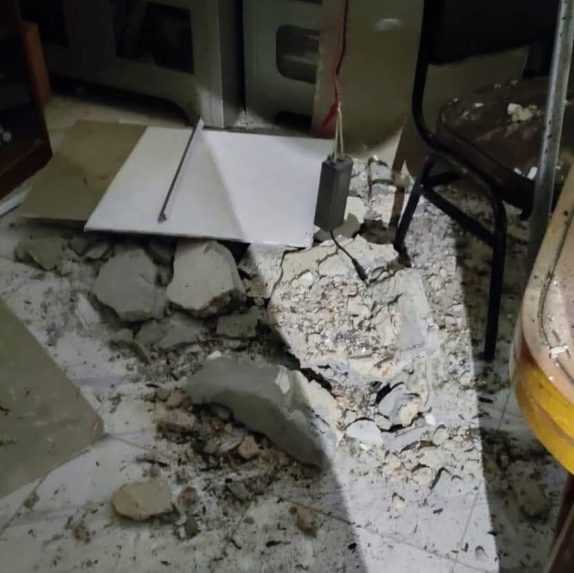 ক্লাসরুমে ছাদের পলেস্তারা খসে পড়ে জবির ২ শিক্ষার্থী আহত