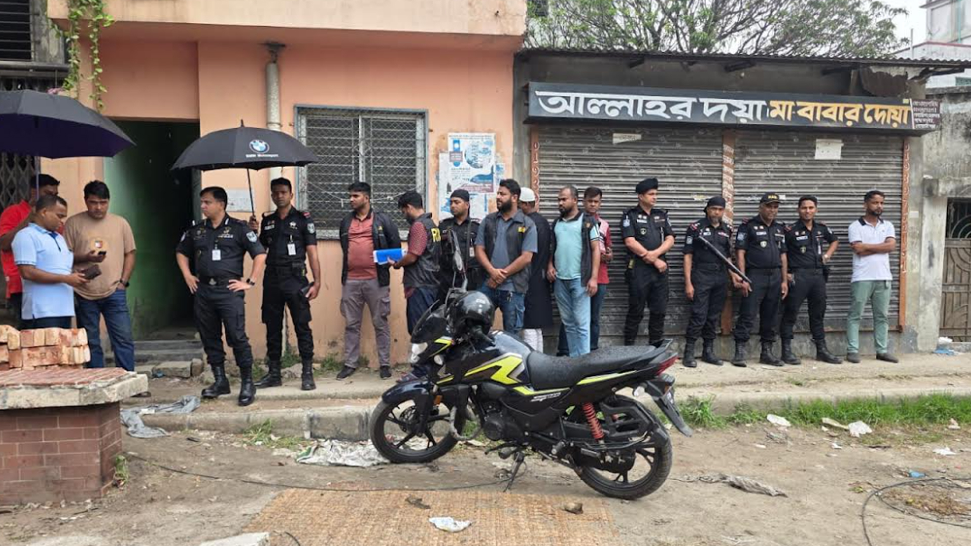 নারায়ণগঞ্জে র‌্যাবের ৩ সদস্যকে কুপিয়ে জখম, রূপগঞ্জে আসামি ছিনতাই