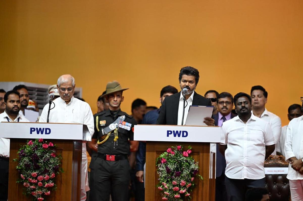 অবশেষে শপথ নিলেন বিজয়, ছেলের ওপর পূর্ণ বিশ্বাসের কথা জানালেন মা