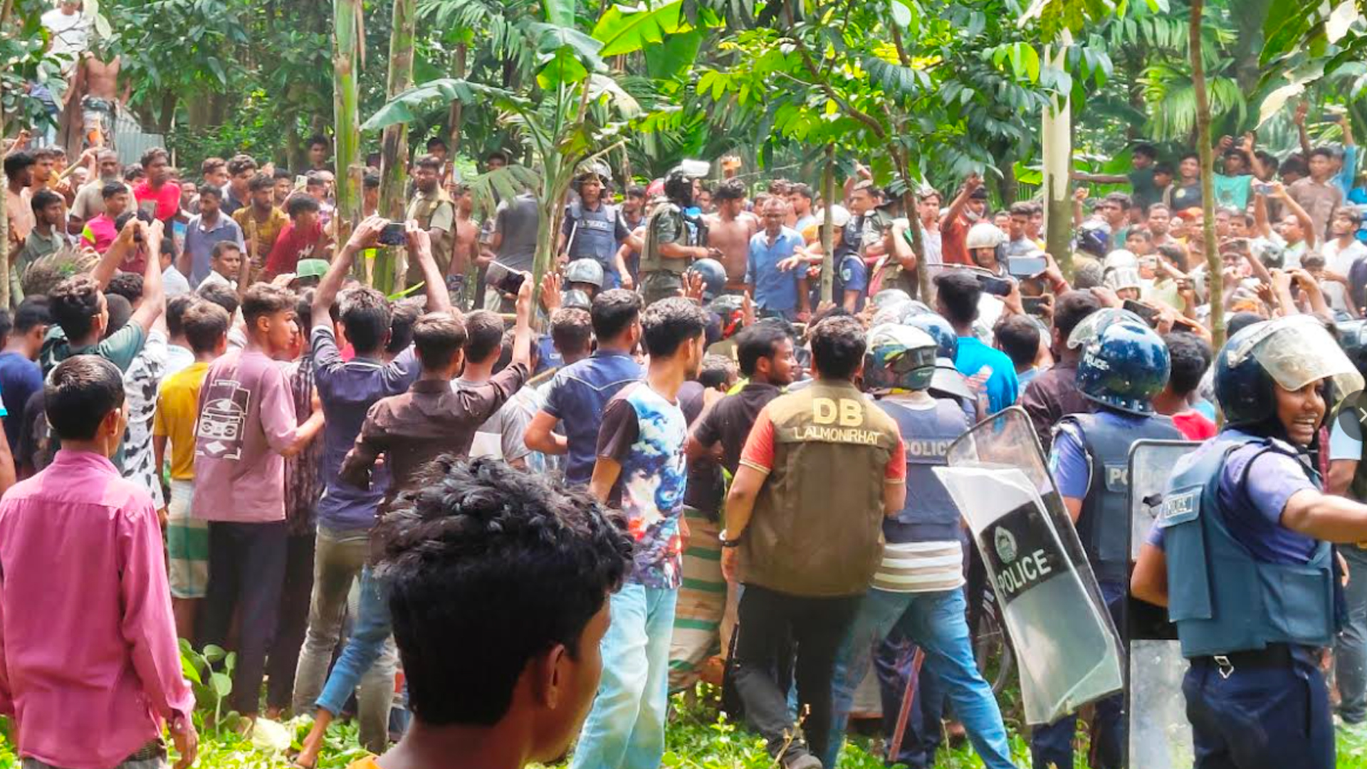 শিশু হত্যায় অভিযুক্তকে ছিনিয়ে নিতে পুলিশের সঙ্গে সংঘর্ষ, ডিসি-এসপিসহ আহত ১৮