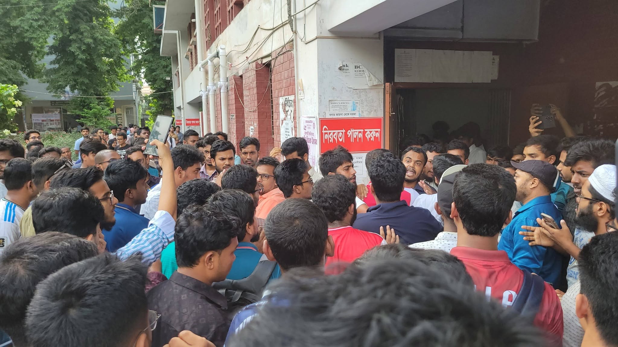 রাবির ৩ শিক্ষার্থীকে মারধর করলেন রাকসু-শিবির নেতারা