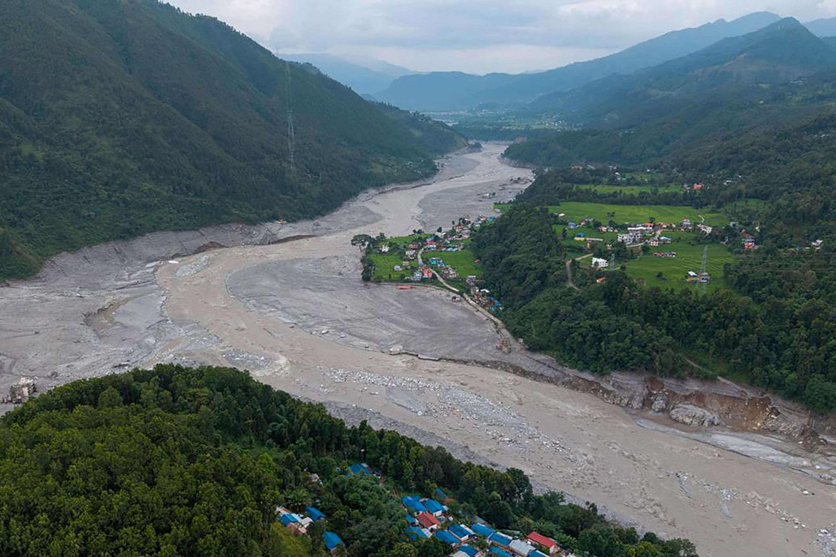 নেপাল-তিব্বত সীমান্তে বন্যায় মৃত্যু বেড়ে ৭৯৭