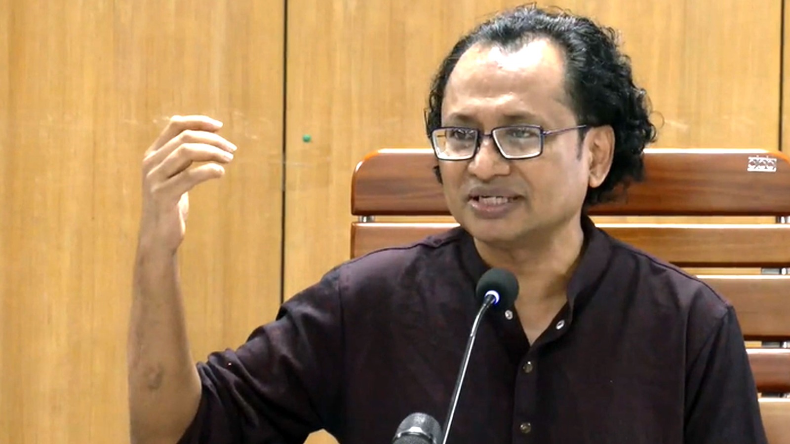 গ্যাস-বিদ্যুৎ সংকট শিগগির কাটবে, তবে সামনে অস্থির সময়: তথ্য উপদেষ্টা