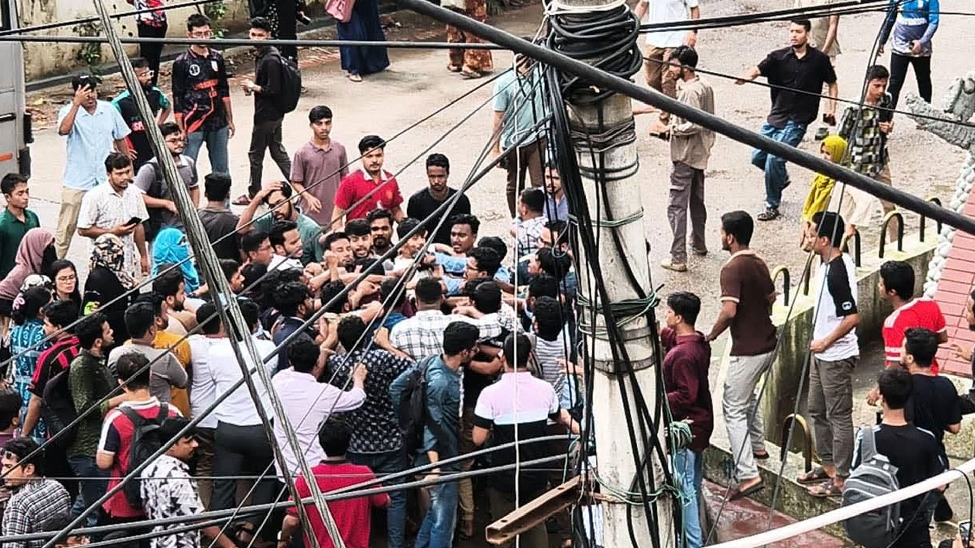জবিতে ছাত্রদল-শিবির-ছাত্রশক্তির সংঘর্ষ, আহত ৭০