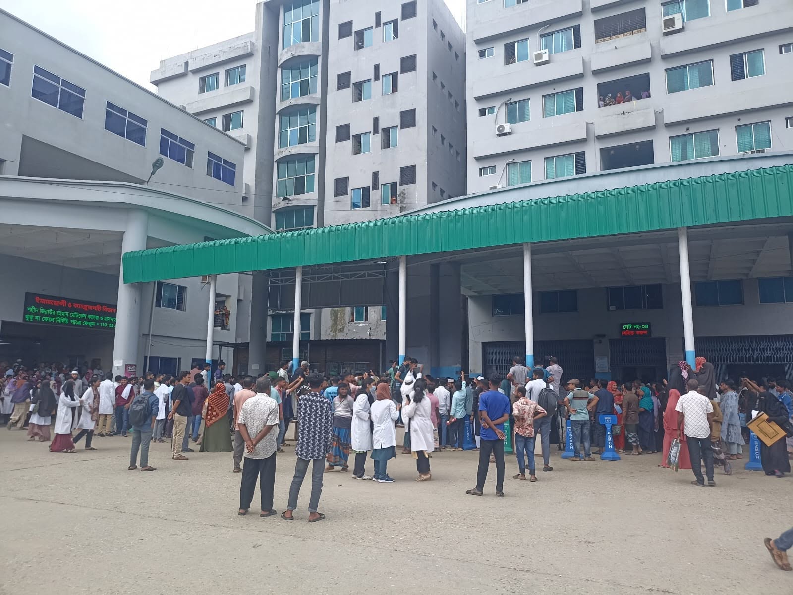 হামলার প্রতিবাদে শজিমেকের বহির্বিভাগে ইন্টার্ন চিকিৎসকদের তালা, কর্মবিরতি চলছে