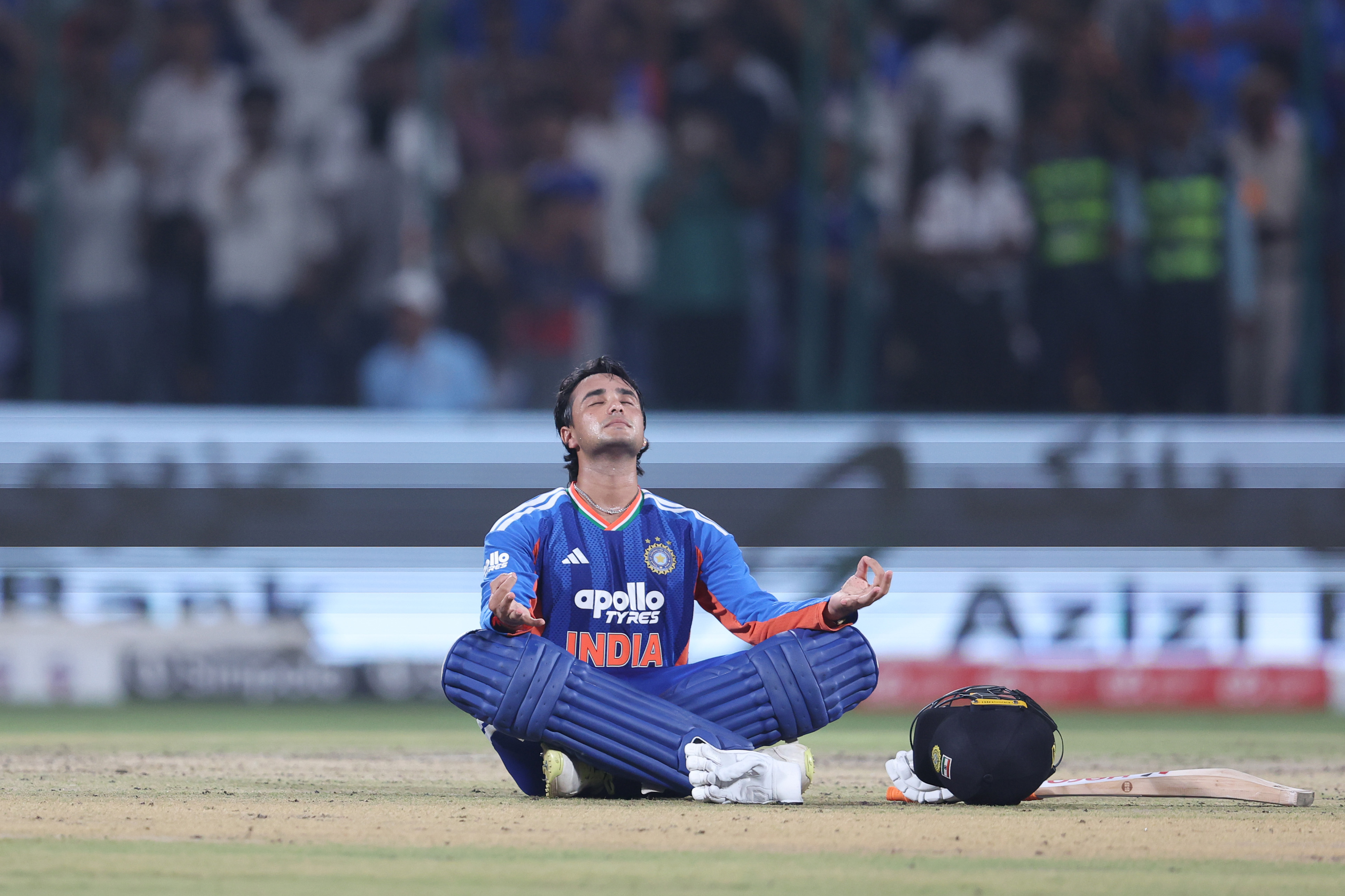 ৩০ বলে সেঞ্চুরি হাঁকিয়ে টি-টোয়েন্টিতে অভিষেকের রেকর্ড
