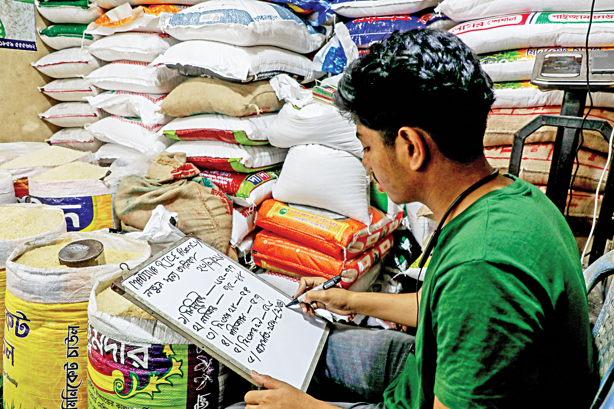 জ্বালানির দাম বাড়তেই বাড়তি খরচের চাপে মানুষ