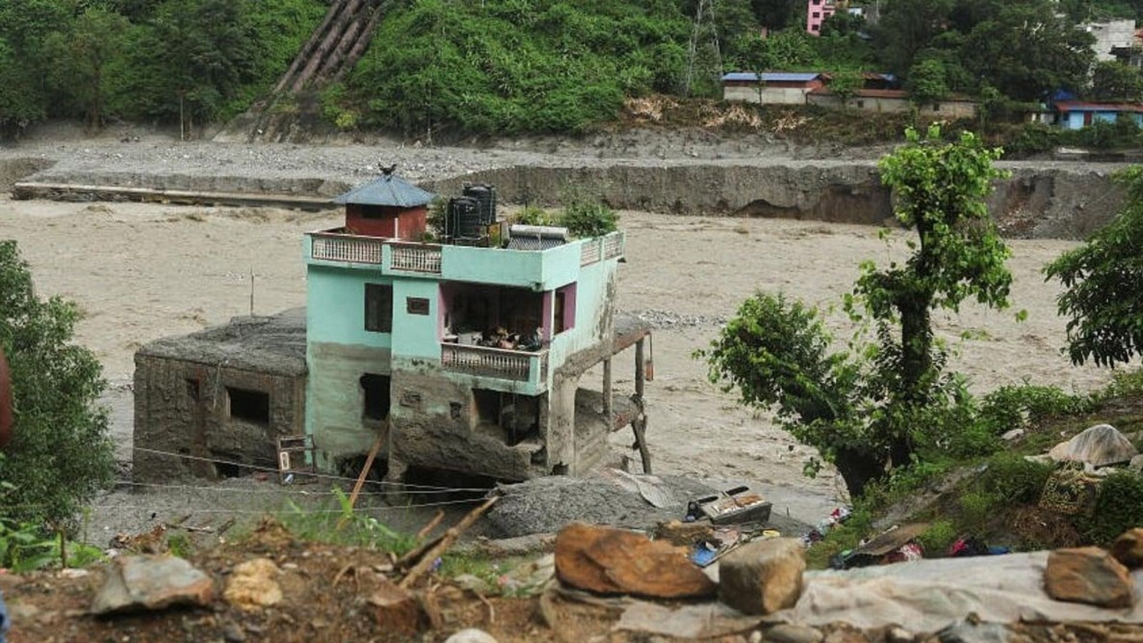 বন্যায় টিকে থাকা নেপালের সেই ‘সবুজ বাড়ি’
