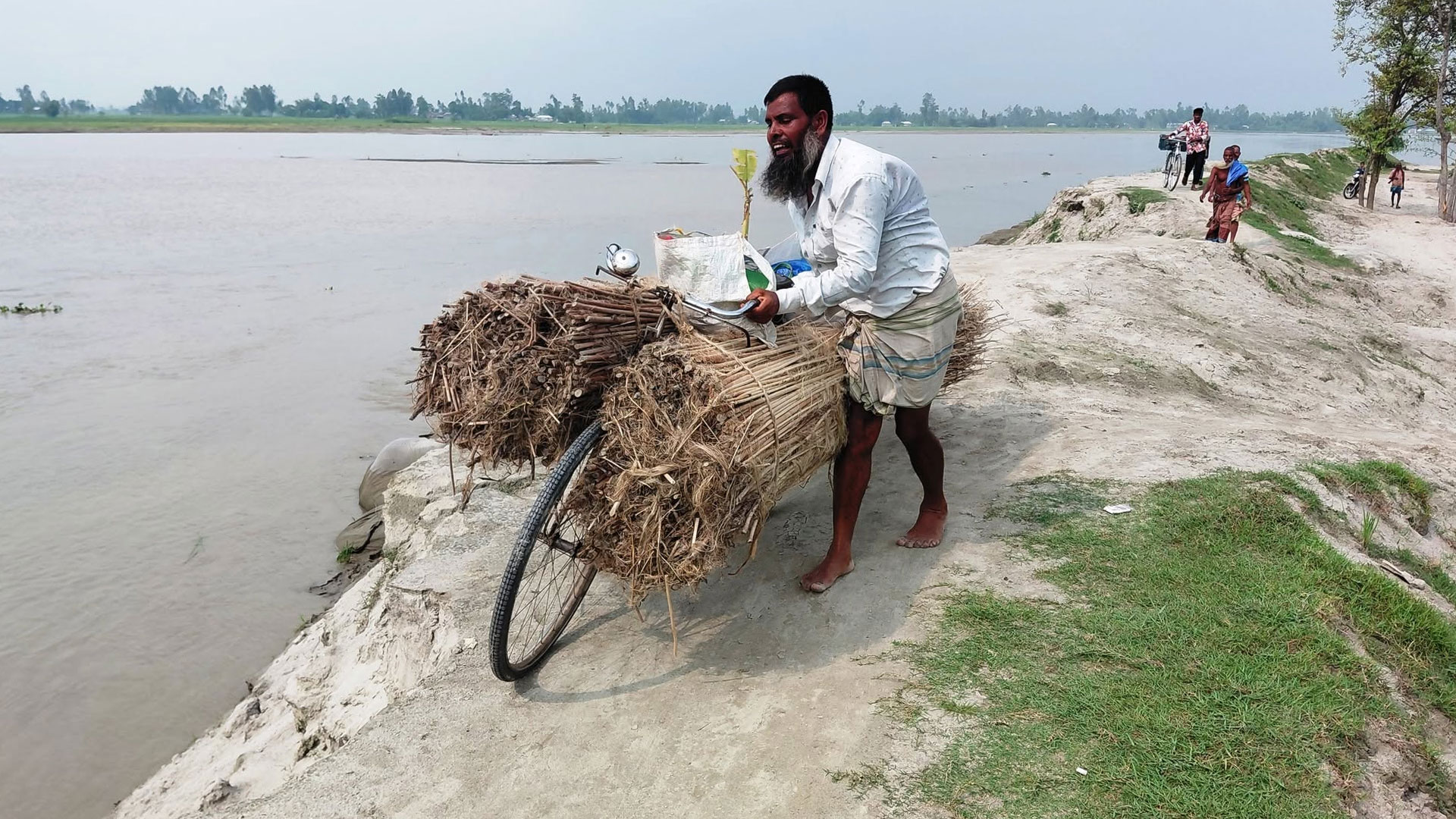 তিস্তায় বিলীন ৩০০ মিটার সড়ক, দুর্ভোগে নদীপাড়ের মানুষ