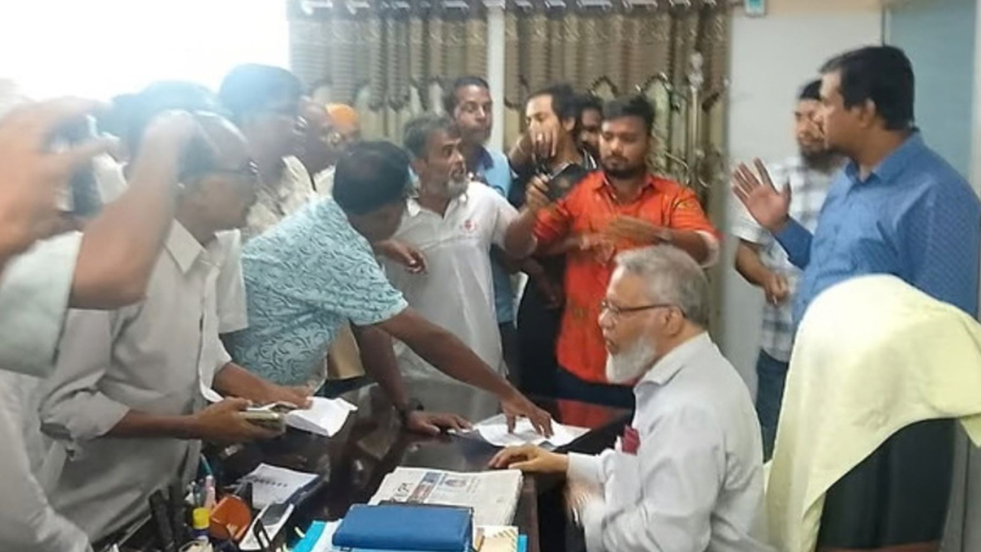উপাচার্যকে জোর করে পদত্যাগ করানোর অভিযোগ