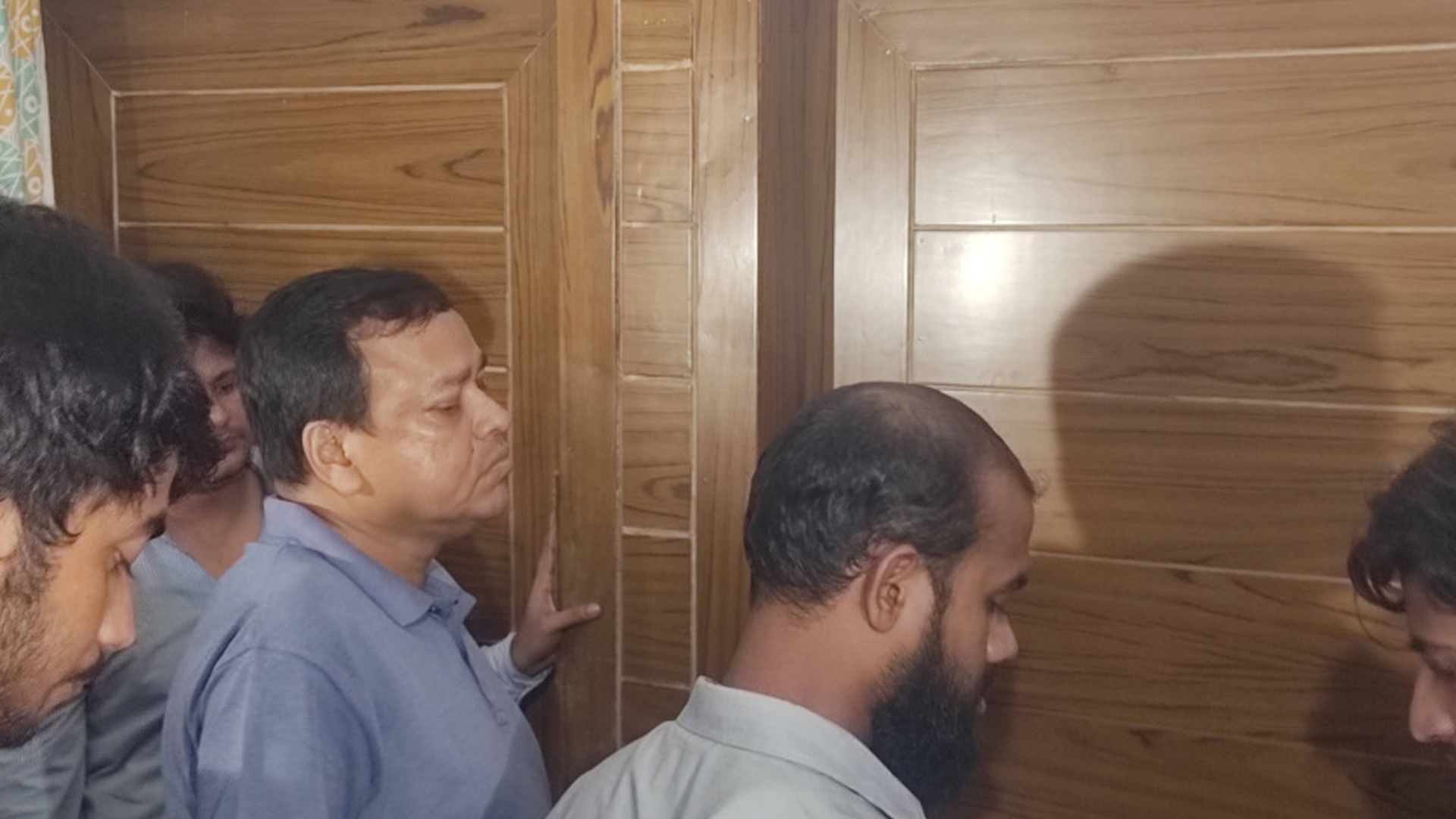 ২৪ ঘণ্টার বেশি সময় অবরুদ্ধ চুয়েট উপাচার্য, স্বাস্থ্য নিয়ে ২ চিকিৎসকের ভিন্ন বক্তব্য