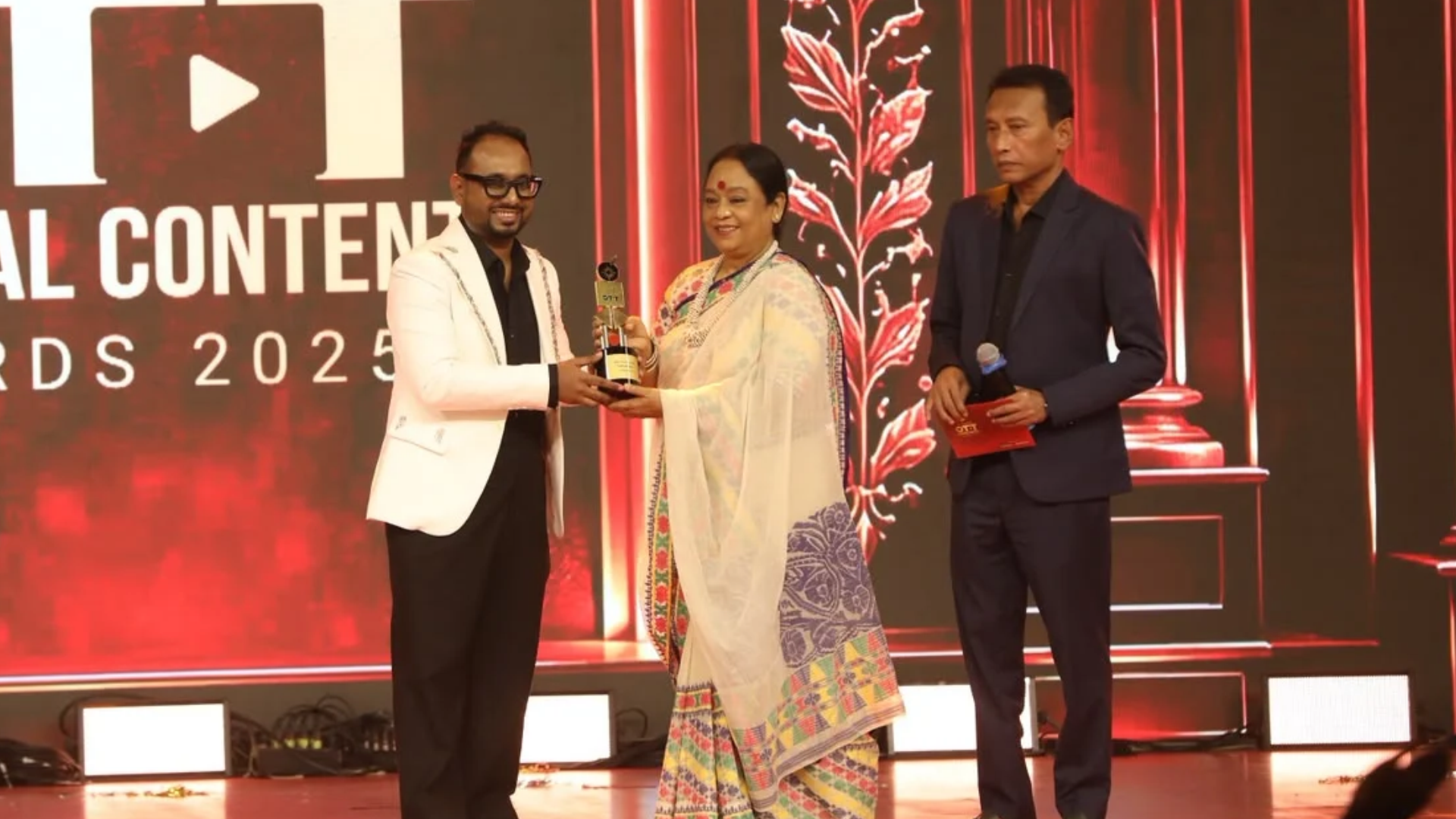 ‘আমলনামা’ চলচ্চিত্রের জন্য পপুলার বিভাগে সেরা পরিচালক রায়হান রাফী