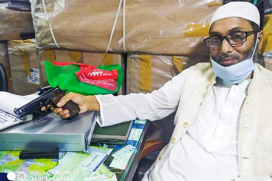 পিস্তল কিনে ফেসবুকে ছবি দিলেন সংসদ সদস্য