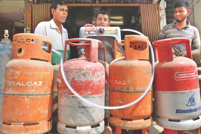 এলপিজি সিলিন্ডারের সরকার ঘোষিত দাম কেবল কাগজ-কলমে