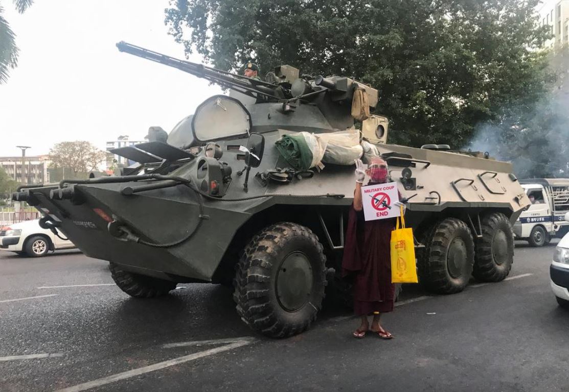 মিয়ানমারে বিক্ষোভ ঠেকাতে সাঁজোয়া যান