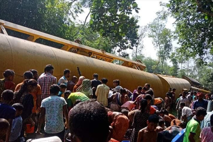 তেলবাহী ট্রেনের বগি লাইনচ্যুত, বালতি ভরে তেল সংগ্রহ করছেন স্থানীয়রা