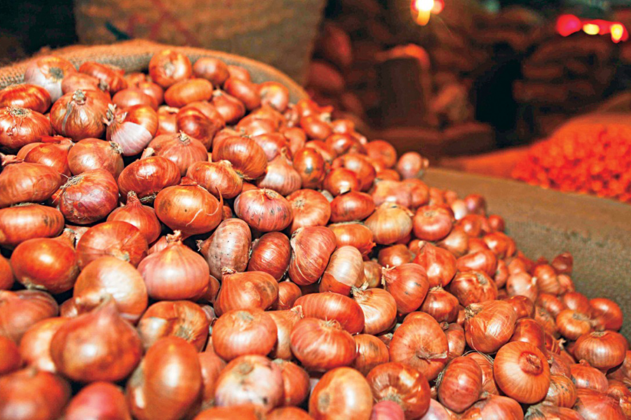 বেশি দামে পেঁয়াজ বিক্রি: চট্টগ্রাম ও বরিশালে ব্যবসায়ীদের জরিমানা