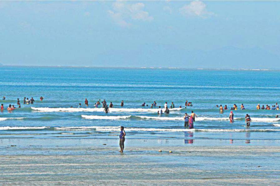 সেন্টমার্টিনে প্রতিদিন প্রায় ৩০০০ কেজি প্লাস্টিক বর্জ্য ফেলেন পর্যটকরা