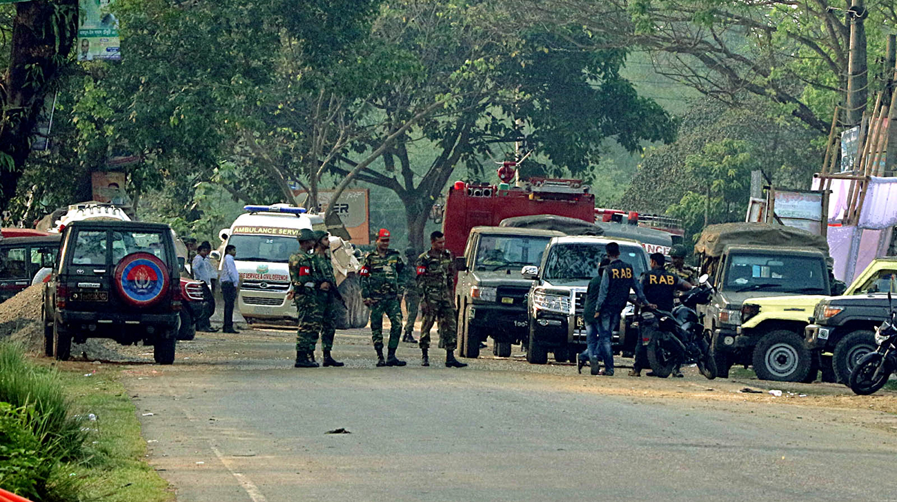 বোমা নিষ্ক্রিয়করণ চলছে, আতিয়া মহলে চারটি বিস্ফোরণ