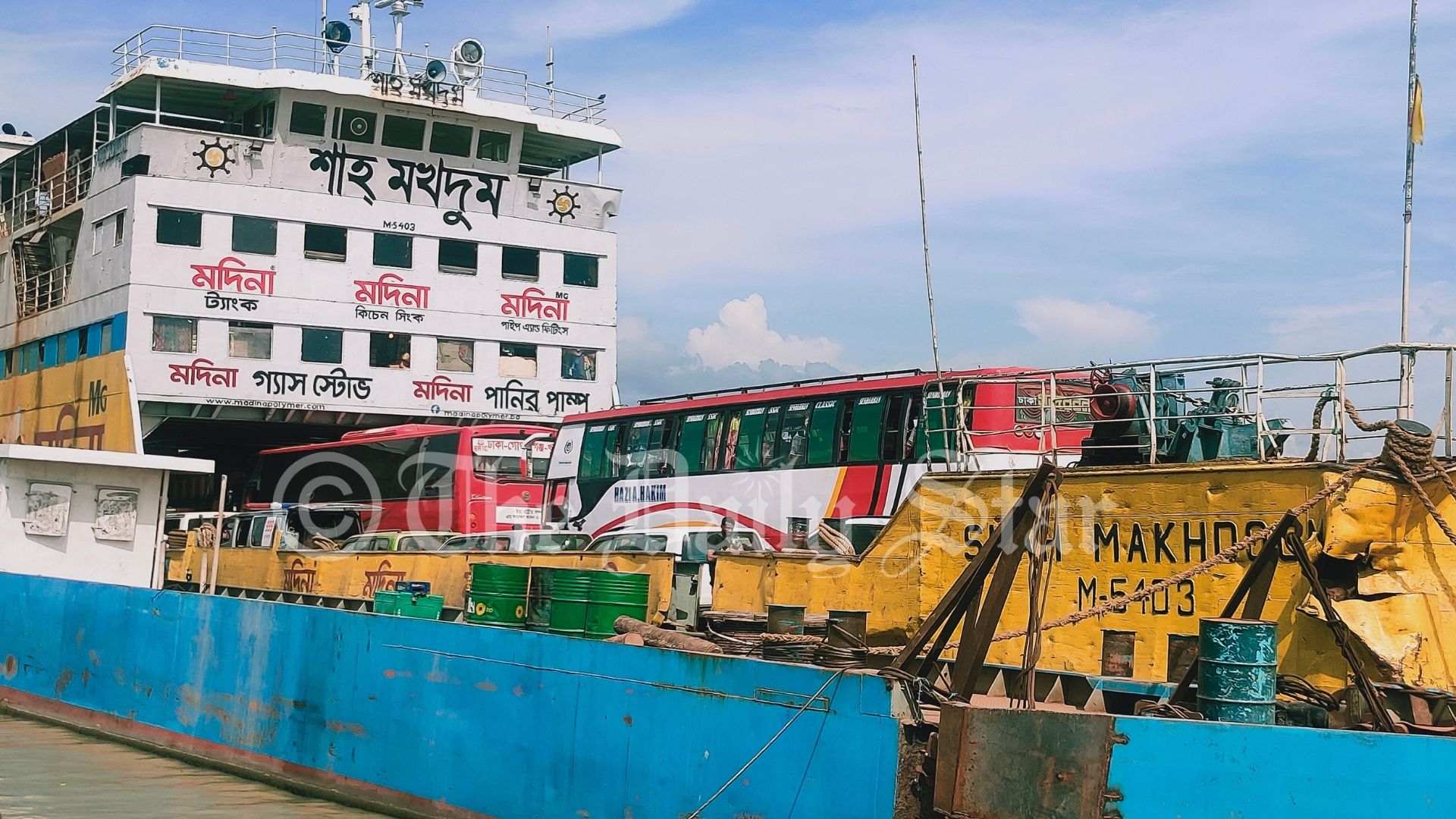নৌকায় এসে ফেরিতে ছিনতাই, যাত্রীদের হাতে আটক ১