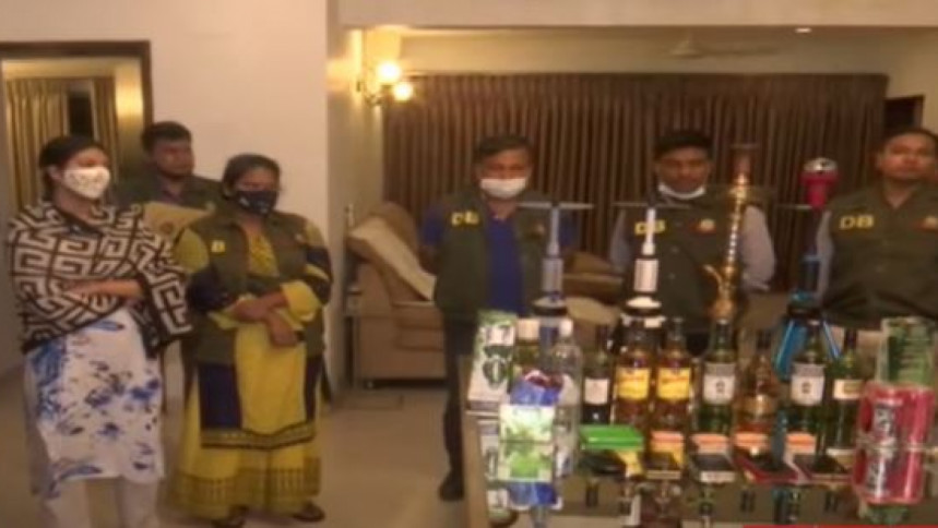 মডেল পিয়াসা ও মৌকে আটক করেছে ডিবি