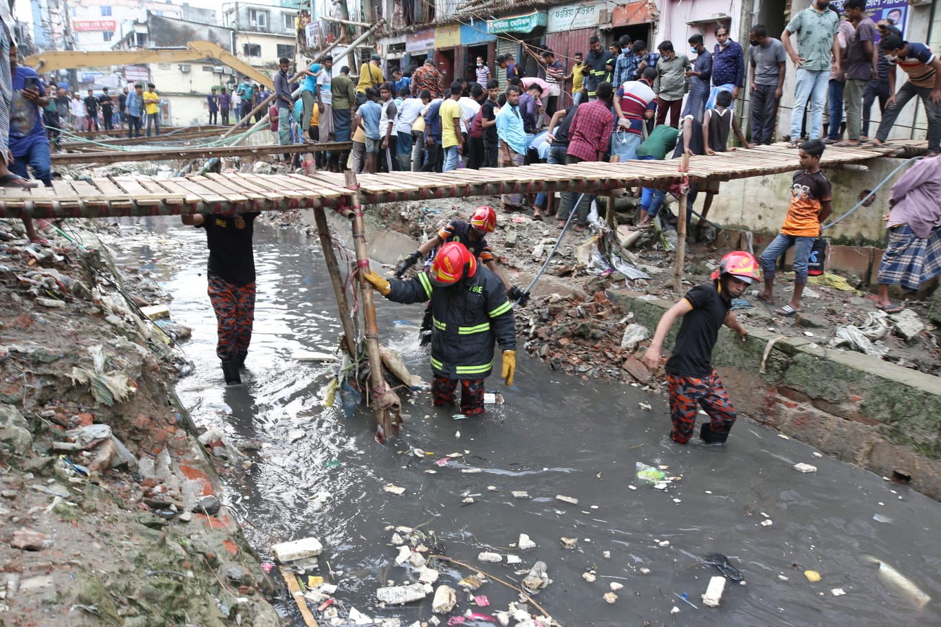 রাস্তায় জলাবদ্ধতা, চট্টগ্রামে ড্রেনে পড়ে একজন নিখোঁজ