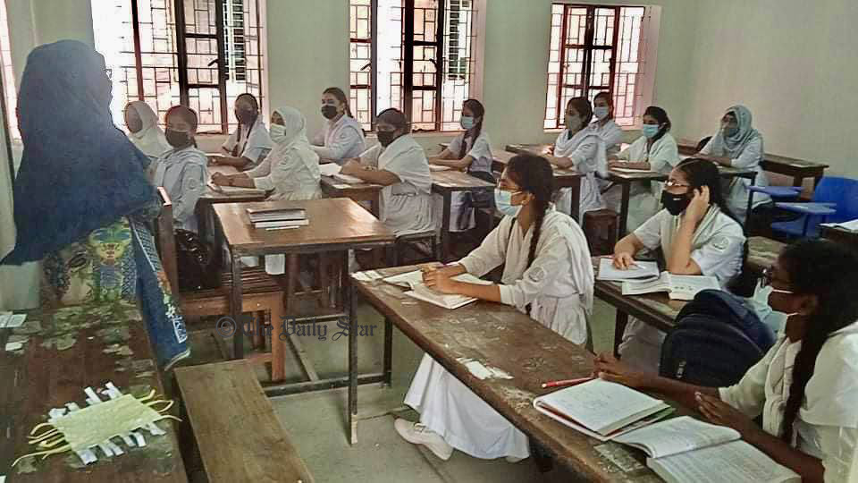 তাপপ্রবাহের মধ্যেই রোববার থেকে খুলবে মাধ্যমিক স্কুল ও কলেজ