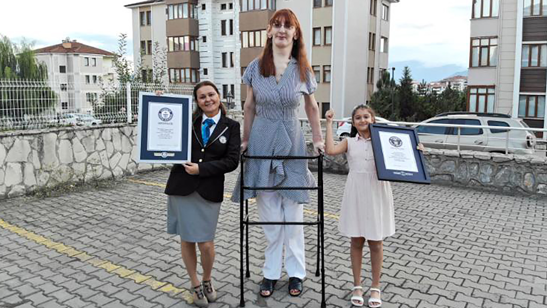 বিশ্বের সবচেয়ে লম্বা জীবিত নারী তুরস্কের রুমেইসা গেলগি