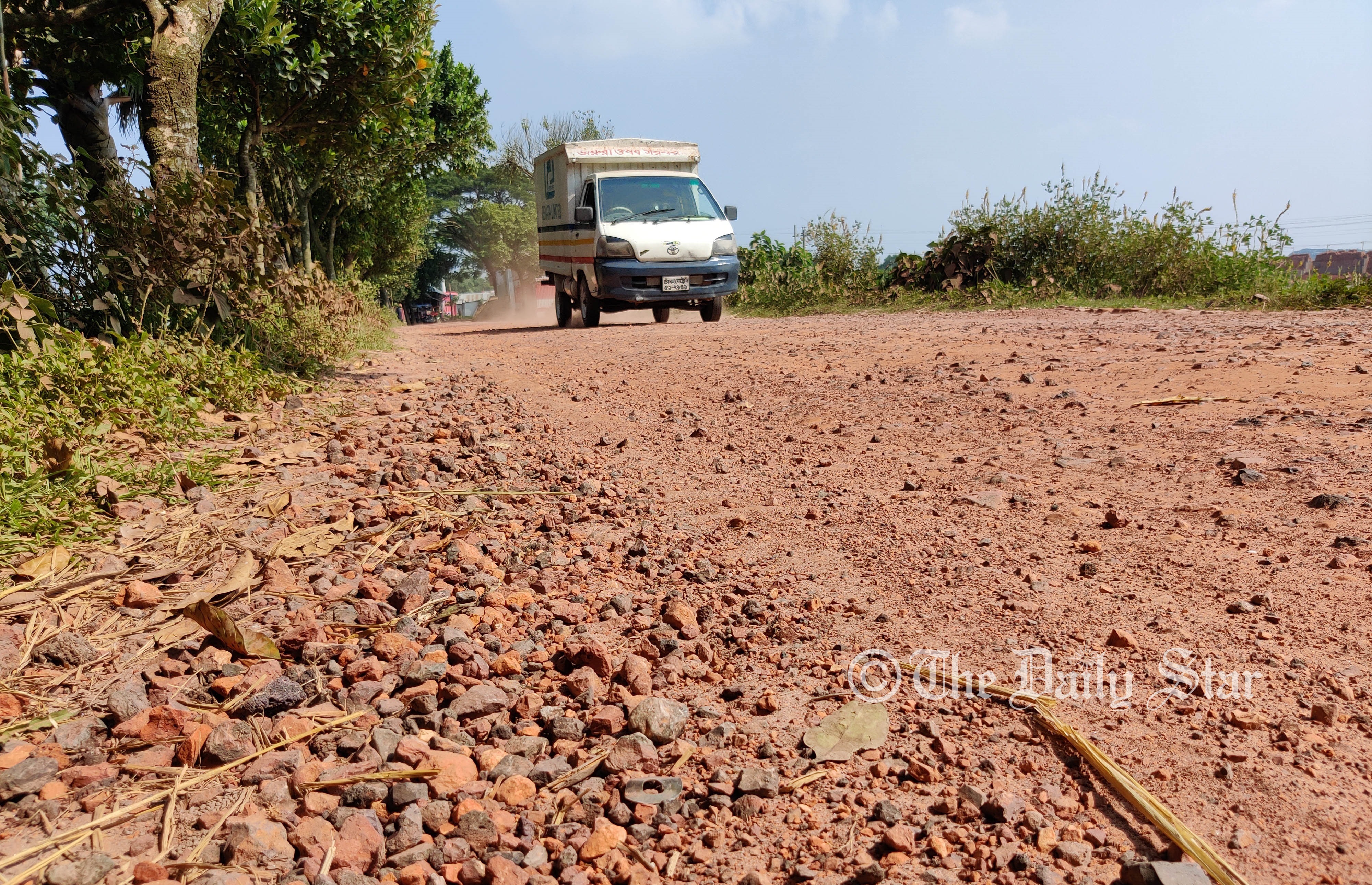 পুরোনো ইট দিয়ে ১৮ কোটি টাকার সড়ক সংস্কার!