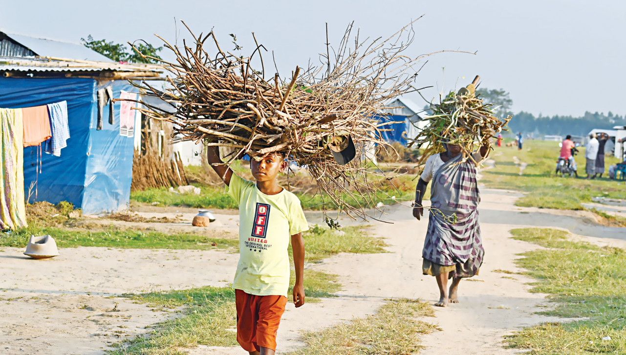 আবারও উচ্ছেদ আতঙ্কে গাইবান্ধার সাঁওতাল জনপদ