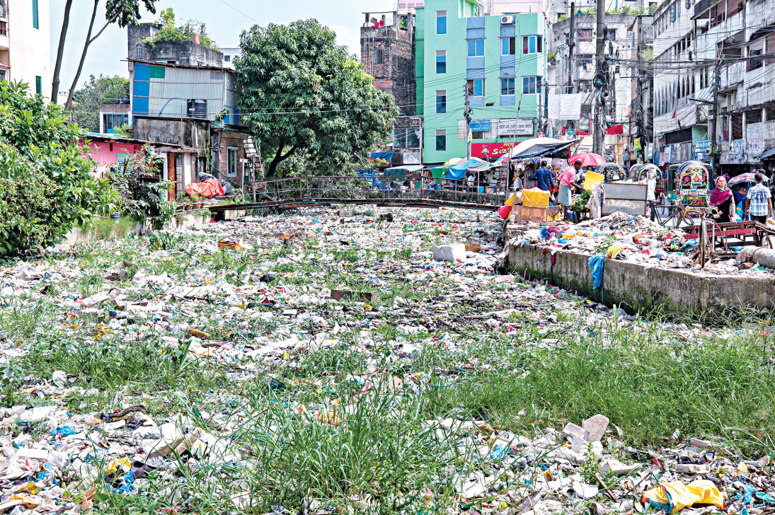 চট্টগ্রামের খাল-নর্দমা: উন্মুক্ত, অরক্ষিত ও ঝুঁকিপূর্ণ
