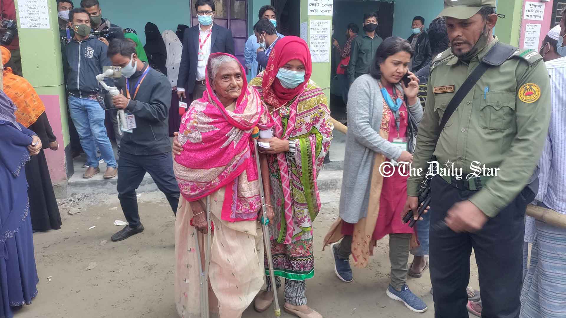 ইভিএম নিয়ে ভোটারদের মিশ্র প্রতিক্রিয়া