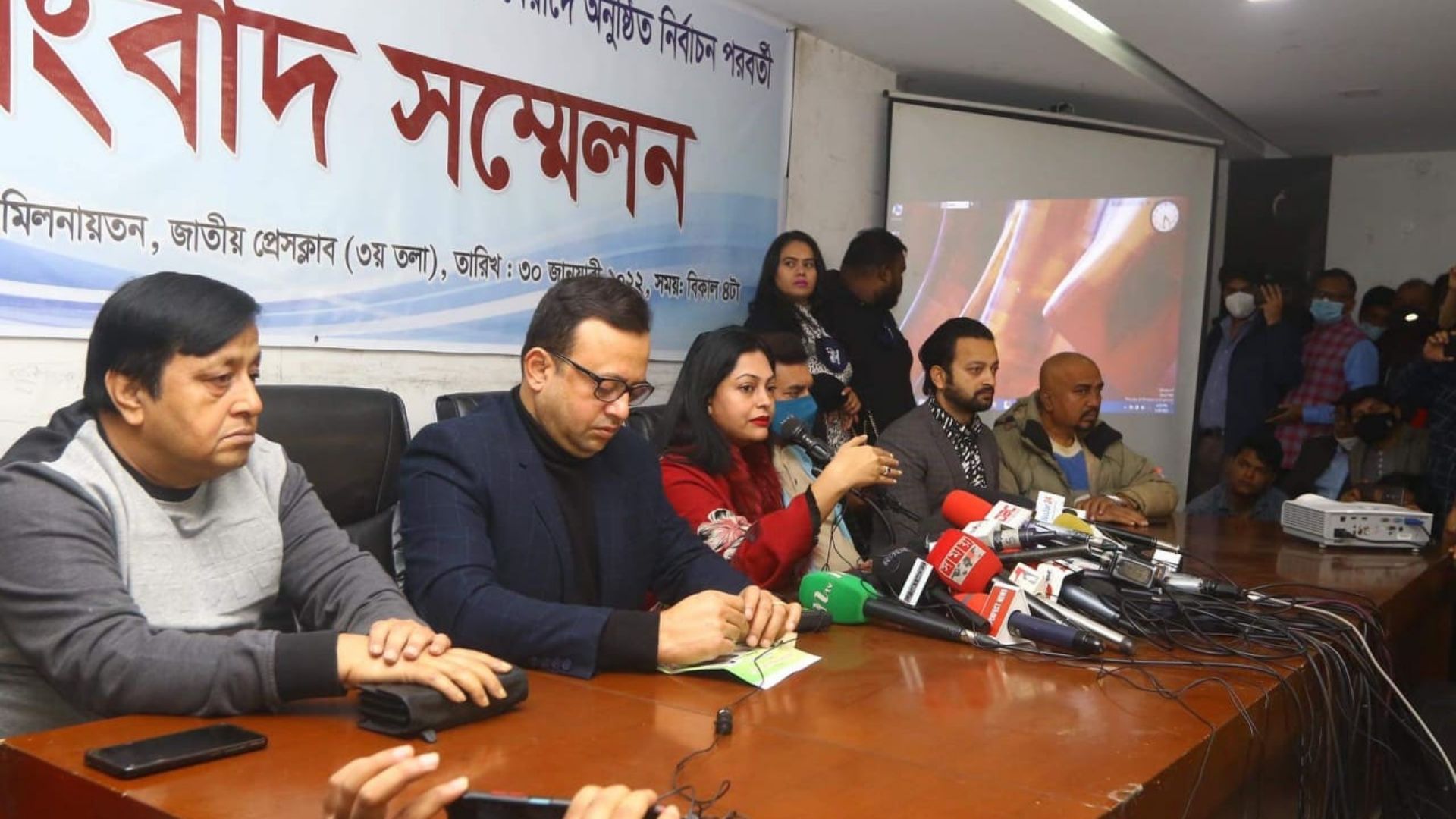 ভোটের দিন আমার কাছে চুমু চেয়েছিলেন নির্বাচন কমিশনার পীরজাদা: নিপুণ