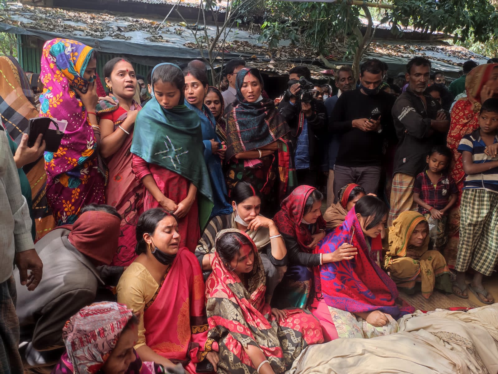 পূজা শেষে বাড়ি ফেরার পথে সড়কে প্রাণ গেল ৪ সহোদরের